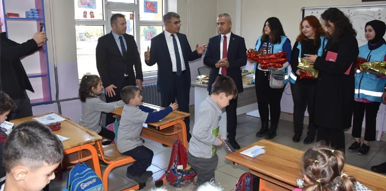 Karabük’ün Yenice ilçesinde ‘Isıtan Eller Projesi’ çerçevesinde alınan atkı, bere ve eldivenden oluşan hediye paketleri 150 öğrenciye dağıtıldı.