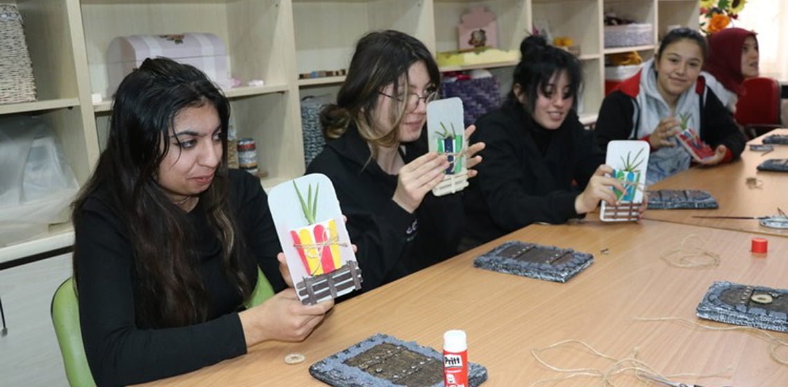 Atık malzemeler öğrencilerin elinde şekilleniyor