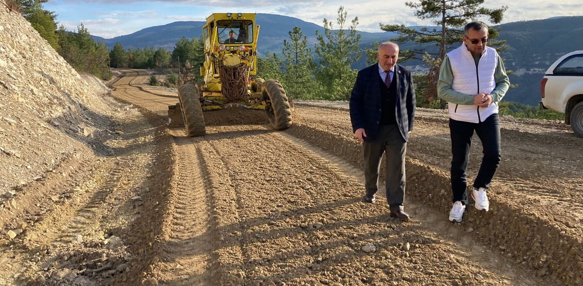 Karabük İl Genel Meclis Başkanı Ahmet Sözen, Safranbolu ilçesine bağlı iki köyde devam eden altyapı ve yol çalışmalarını inceledi.