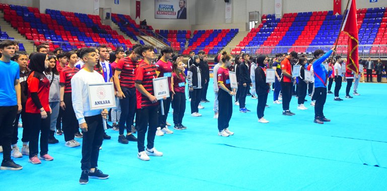 Karabük’te Okul Sporları Gençler (A) Erkek-Kız Bilek Güreşi grup müsabakaları açılış seremonisi ile başladı.