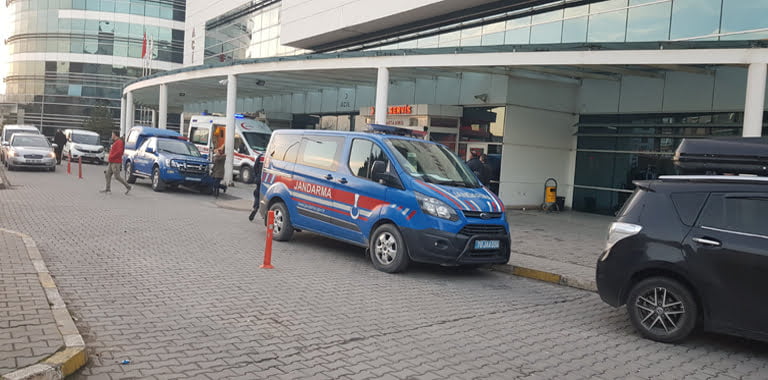 Karabük'te çocuklar arasında çıkan tartışma, ailelerin de karışmasıyla kavgaya dönüştü. Bıçak kullanılan kavgada iki kişi yaralandı.