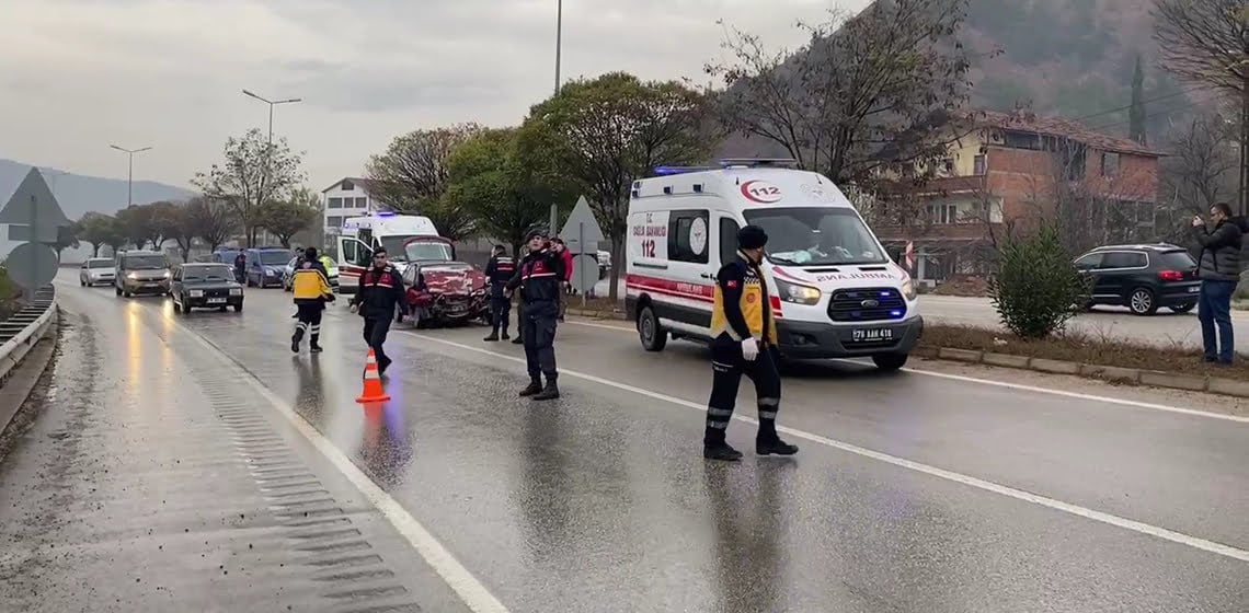 Karabük'te yola çıkan eşeğe çarpmamak için yavaşlayan cipe arkadan gelen otomobilin çarpması sonucu 7 kişi yaralandı.