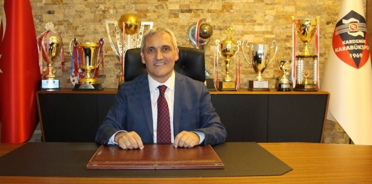 Bir zamanlar Süper Lig'de başarılarından söz ettiren, UEFA Avrupa Ligi'nde Türkiye'yi temsil eden ve şu an hiçbir ligde faal takımı bulunmayan Kardemir Karabükspor’un başkanı takımın geçmişte kazanmış olduğu kupaları yanında götürdü.