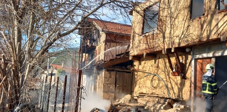 Karabük'ün Bürnük köyünde iki katlı bir ev çıkan yangında kullanılmaz hale geldi.