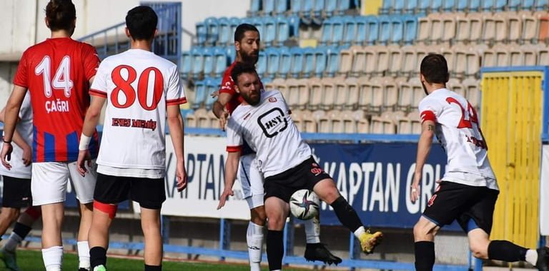 Karabük İdman Yurdu lider olarak evinde çıktığı Bartınspor maçından 1-0'lık mağlubiyetle ayrıldı.