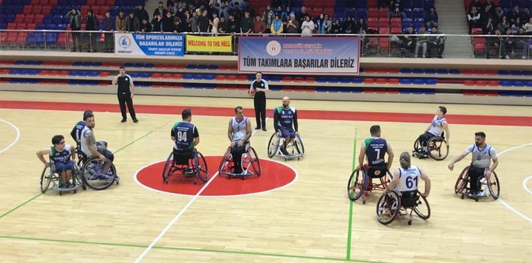 Tekerlekli Sandalye Basketbol Türkiye 1. Liginde mücadele eden Karabük Demir Kartal GSK, kendi saha ve seyircisi önünde ağırladığı namağlup lider Bursa Büyükşehir SK.’yı 89 – 55 yenerek haftaya lider olarak kapattı.