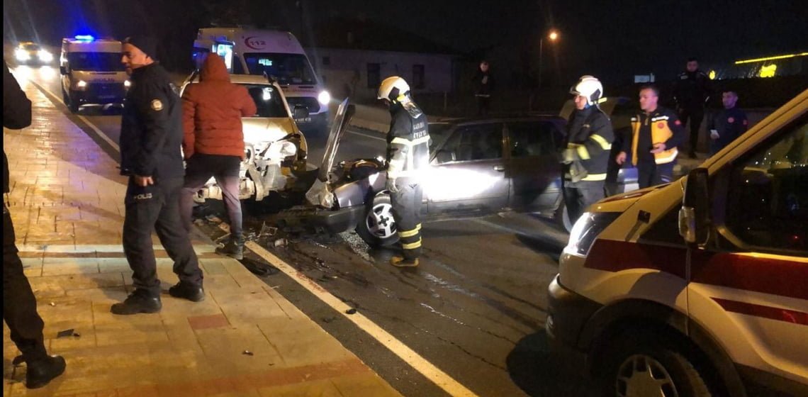 Otomobil kamyonetle çarpıştı