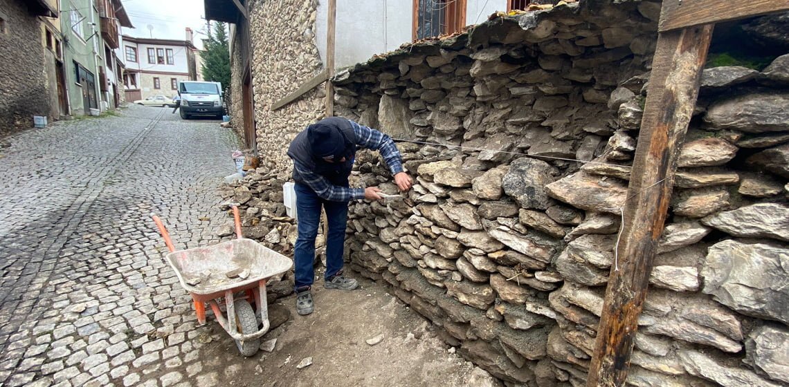 Safranbolu Belediyesi Fen İşleri Müdürlüğüne bağlı ekipler kent genelinde çalışmalara ara vermeden devam ediyor.