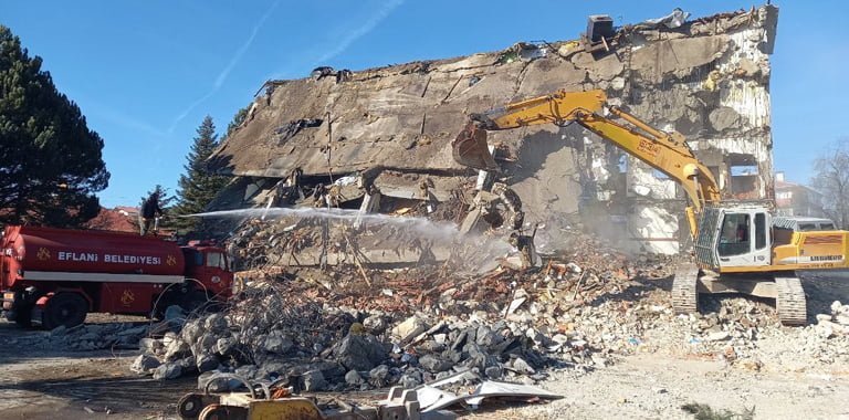 Karabük’ün Eflani ilçesinde 40 yıldır hizmet veren ve depreme dayanıksız olduğu gerekçesiyle yıkımı yapılan hükümet konağı hafriyat işlemleri başladı.