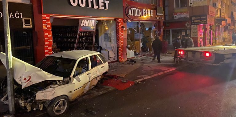 Karabük'te polisin "dur" ihtarına uymayıp ve kaçan şahıs, otomobiliyle önce bir dükkana sonra elektrik direğine çarparak durdu. Kazada yaralanan şahıs hastaneye kaldırıldı.