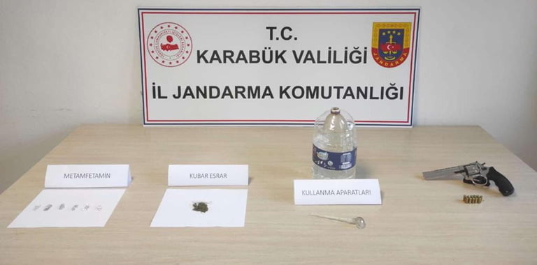 Karabük'te, araç içerisinde uyuşturucu içen şahıslar devriye gezen jandarma ekiplerine yakalandı.