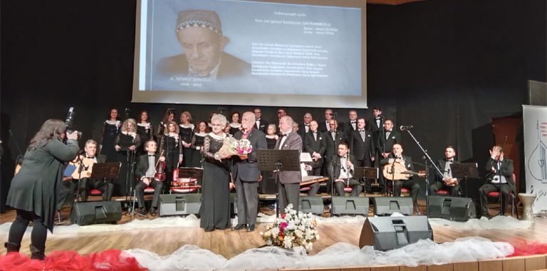 Karabük Türk Sanat Müziği Korusundan muhteşem konser. Şef Sadık Hüner yönetiminde Karabük Türk Sanat Müziği Korusu Konseri ve Bestekar Niyazi Şengül’e Saygı Gecesi düzenlendi.