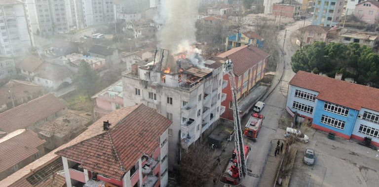 Patlama sonrası öğrenciler çalışmaları meraklı gözlerle izledi