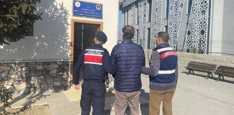 Karabük’te kasten öldürme suçundan hapis cezası bulunan ve firar eden şüpheli jandarma ekiplerinin hummalı çalışmalarıyla yakalanarak cezaevine gönderildi.