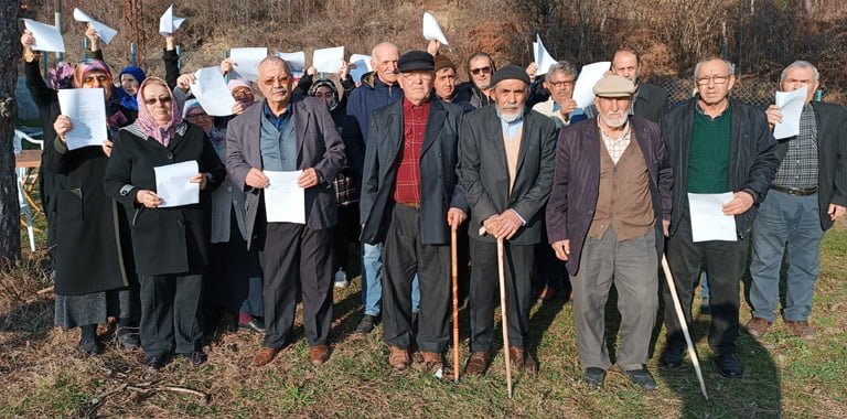 Karabük’ün Yenice ilçesinde köylerine hizmet alamayan vatandaşlar duruma tepki göstererek yardım istiyor.