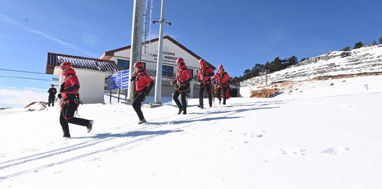 Türkiye’nin önemli kayak merkezlerinden birisi olmayı hedefleyen Karabük’teki Keltepe Kayak Merkezinde Jandarma Arama Kurtarma (JAK) tarafından arama ve kurtarma tatbikatı gerçekleştirdi.