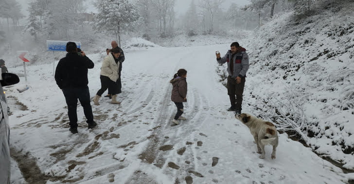 Karabük-Bartın karayolunda 22 gün sonra yeniden kendini gösteren kar yağışı etkili olurken, doğa beyaz örtüyle kaplandı.