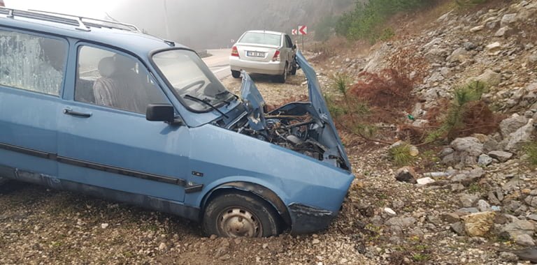 Karabük-Yenice karayolunda iki otomobilin çarpışması sonucu meydana gelen kazada 3 kişi yaralandı.