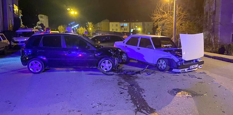 Karabük'te iki otomobilin çarpışması sonucu meydana gelen trafik kazasında 2 kişi yaralandı.