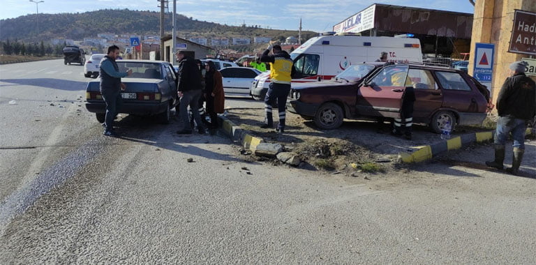 Karabük'te meydana gelen trafik kazasında 3 kişi yaralandı.