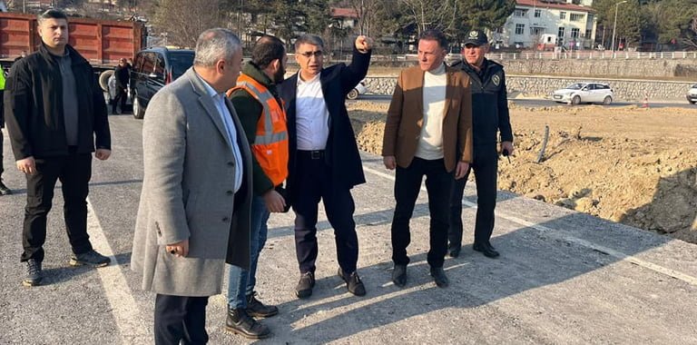 Karabük Valisi Fuat Gürel, milletvekilleriyle birlikte Kardemir Kavşağı Projesi çerçevesinde devam eden yol çalışmalarını yerinde inceledi.