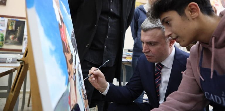 Safranbolu Kaymakamı Şaban Arda Yazıcı, Safranbolu Borsa İstanbul Güzel Sanatlar Lisesi'nde incelemelerde bulundu.