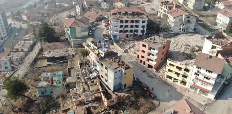 Karabük'ün Soğuksu Mahallesinde kentsel dönüşüm projesinin üçüncü etap çalışmaları çerçevesinde 383 evin yıkım çalışmaları sürüyor.