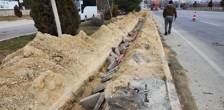 Açılışa hazırlanan karayolunun aydınlatma hattının elektrik kablolarını çaldılar