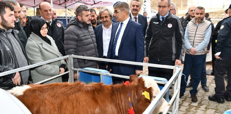 Karabük İl Tarım ve Orman Müdürlüğü tarafından başlatılan "Etçi ve Kombine Irkların Yaygınlaştırılması" Projesince alınan ekipmanlar Eskipazarlı çiftçilere teslim edildi.