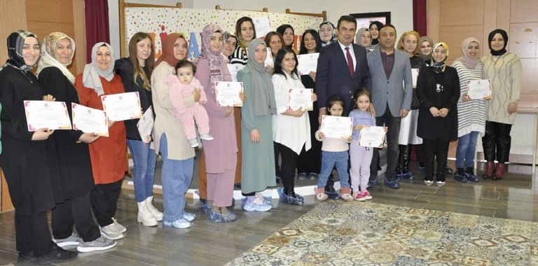 Milli Eğitim Bakanlığı tarafından başlatılan "Aile Okulu Projesi", Karabük'ün Safranbolu ilçesindeki okullarda velilerin yoğun katılımı ile devam ediyor.