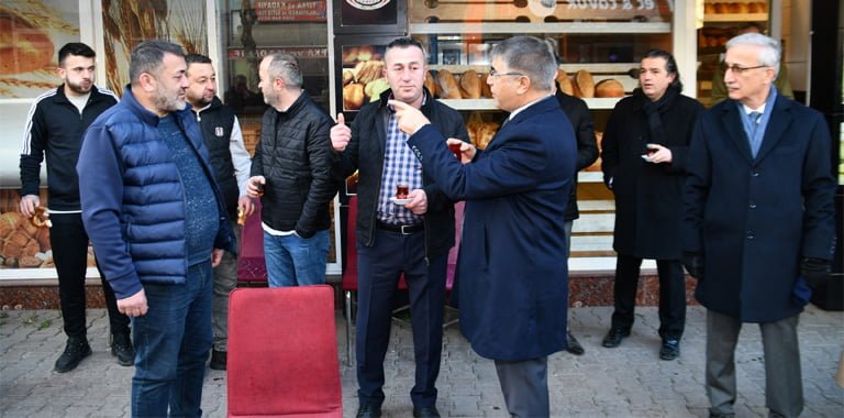 Vali Fuat Gürel sabah mesaisine Yeşil Mahalle Taşkent Caddesi üzerinde faaliyet gösteren esnafları iş yerlerinde ziyaret ederek başladı. İl Emniyet Müdürü Kadir Yırtar, kurum müdürleri, Karabük Esnaf ve Sanatkârlar Odası Başkanı Yıldıray Yıldırım ile Yeşil Mahalle Muhtarı Cihan Demirtaş’ın eşlik ettiği ziyaretlerde esnafların ikram ettiği çayı içen Vali Fuat Gürel, esnafların ve vatandaşların Regaip Kandilini tebrik ederek bereketli, bol kazanç temennisinde bulundu.