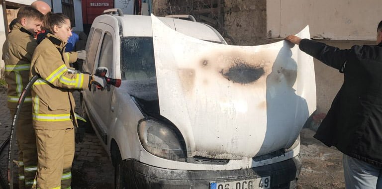 Karabük'ün Safranbolu ilçesinde park halindeki hafif ticari araç, motor kısmından alev aldı. Yangın, kadın itfaiyeci tarafından söndürülürken, hasar oluşan aracın sahibi gözyaşı döktü.