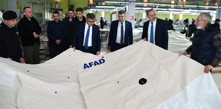 Afet ve Acil Durum Yönetimi Başkanlığı tarafından afet bölgesindeki depremzede vatandaşlar için siparişi verilen çadırlar, Karabük’te faaliyet gösteren Gonca Tekstil Firmasında dikiliyor.