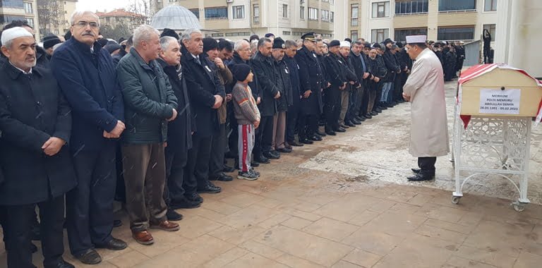 DEPREM ŞEHİDİ POLİS MEMURU EŞİNİN YANINA DEFNEDİLDİ