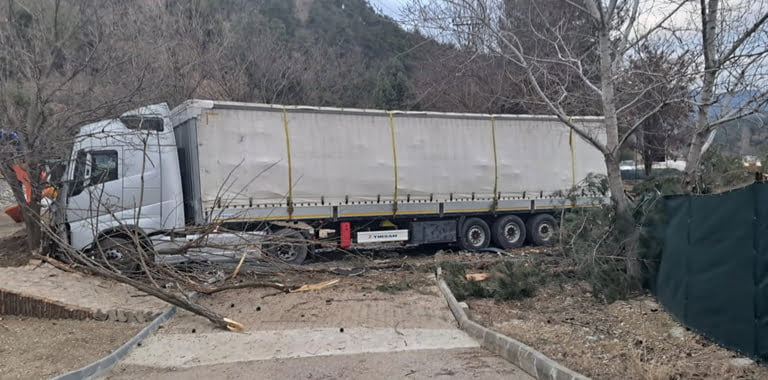 Zonguldak’tan Malatya’daki deprem bölgesine yardım götüren tır, Karabük’te kazada yaptı, sürücü yaralandı.