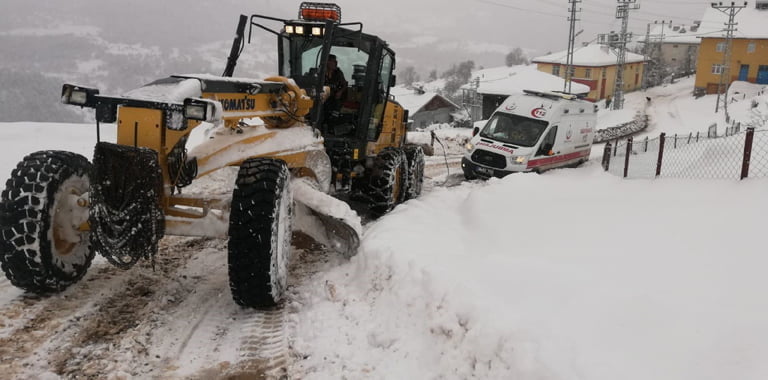 Karabük’ün Eflani ilçesinde köye hasta almaya gittiği sırada karla kaplı yolda mahsur kalan ambulans İl Özel İdaresi ekiplerince kurtarıldı.