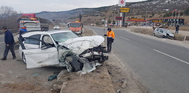 Karabük'ün Eskipazar ilçesinde otomobil ile hafif ticari aracın çarpışması sonucu meydana gelen kazada 1 kişi hayatını kaybederken 2 kişi yaralandı.