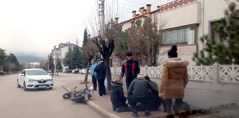 Karabük'ün Safranbolu ilçesinde otomobille çarpışan motosiklet sürücüsü yaralandı.