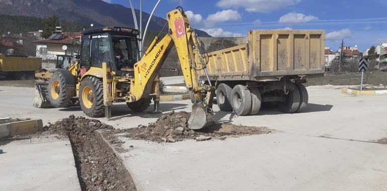 Safranbolu Belediyesi Fen İşleri Müdürlüğü ekipleri, altyapı çalışmalarını sürdürüyor.