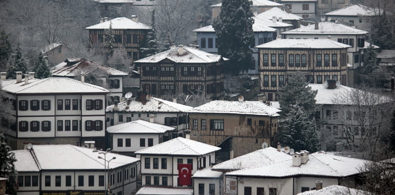 UNESCO Dünya Miras Listesi'nde yer alan Safranbolu ilçesi kar yağışıyla beyaza büründü