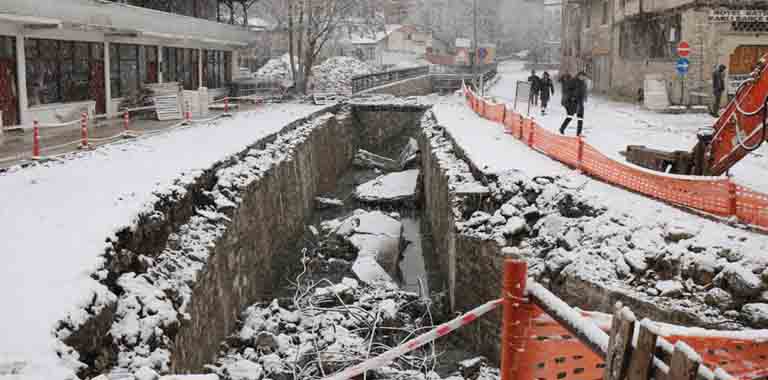 Safranbolu Tarihi Çarşıda bulunan ve Cinci Han arkasında kalan meydanın yayalaştırılarak, gezi alanı oluşturulacağı projede çalışmalar sürüyor.