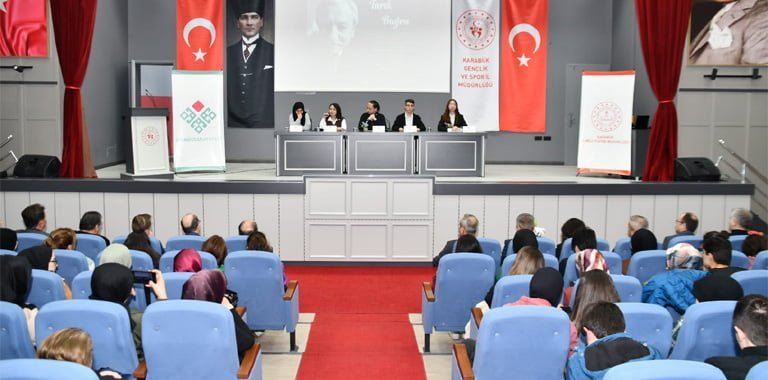 Anadolu Mektebi Yazar Okumaları programı Vali Nafiz Kayalı Gençlik Merkezinde gerçekleştirdi.