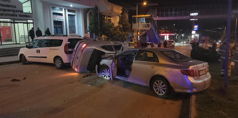 Karabük'ün Safranbolu ilçesinde refüje çarpan araç kontrolden çıkıp park halindeki otomobilin üzerine uçtu. Kazada uçan otomobilde bulunan 3 kişi yaralanırken park halindeki araçta bulunan kişi yara almadan kurtuldu.