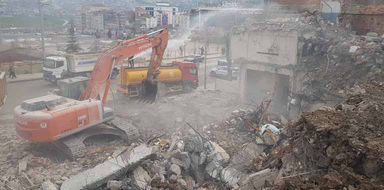 Karabük'te depreme dayanıksız olduğu tespit edilen polis merkezi binasının yıkımı gerçekleştirildi.