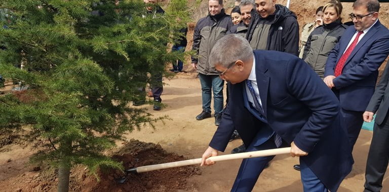 Kahramanmaraş merkezli meydana gelen depremlerde hayatını kaybeden vatandaşlar anısına Karabük'te bin 100 fidan dikimi yapıldı.