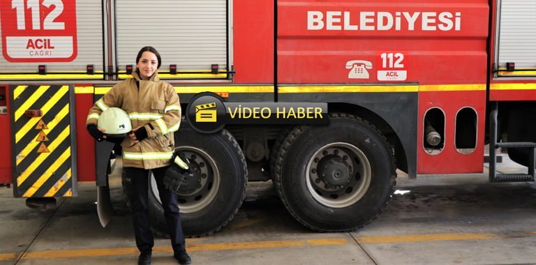 Karabük’ün Safranbolu ilçesinde Batı Karadeniz Bölgesinin ilk kadın itfaiyecisi olarak göreve başlayan Betül Şevval Taşlıyan (24) olaylardaki performansıyla hemcinslerine örnek oluyor.