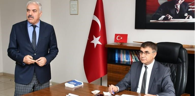 Karabük Valisi Fuat Gürel, 2023 yılı kurum denetimleri çerçevesinde Ticaret İl Müdürü Feridun Karataş'tan 2022 yılında yapılan çalışmalar hakkında brifing aldı.