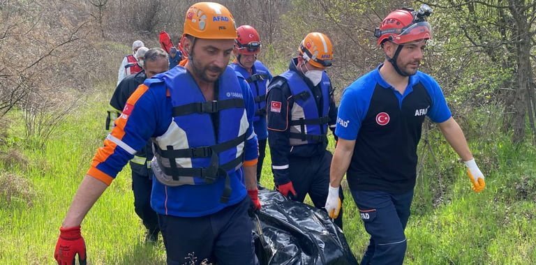 Jandarma ekipleri, ölen genç kadının kimliğinin belirlenmesi ve ölüm nedenini bulmak için çalışma başlattı.