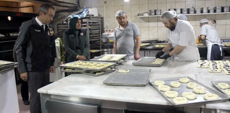 Karabük Tarım ve Orman İl Müdürlüğü Gıda kontrol ekipleri, ramazan ayı dolayısıyla şehirdeki ekmek fırınlarını denetledi.