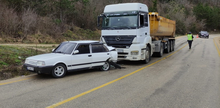 Karabük’te yağmur sonrası kayganlaşan yolda kontrolünü kaybeden otomobil sürücüsü karşı yönden gelen hafriyat kamyonuna çarptı, kazada 2 kişi yaralandı.